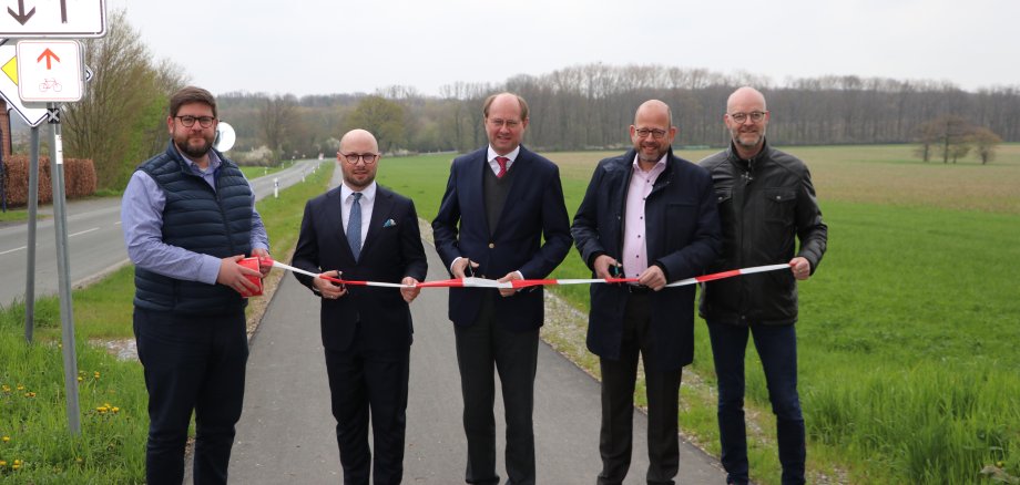 Clearing the way for the new cycle path: from left André Hackelbusch, Mayor Michael Gerdhenrich, District Administrator Dr. Olaf Gericke, Head of Planning Dr. Herbert Bleicher and Martin Terwey.