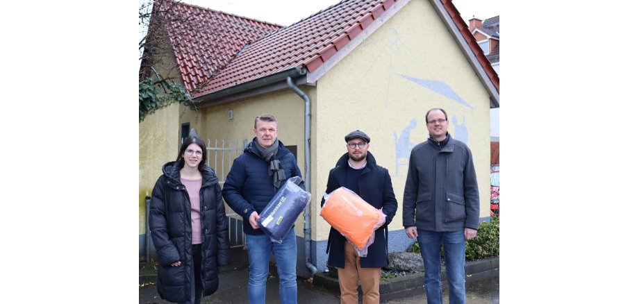 From left to right: Noemi Roces Garcia, Detlef Weißenborn, Mayor Michael Gerdhenrich and Bernd König (Head of the Department of Law and Order) at the Beckum homeless shelter on Hindenburgplatz.