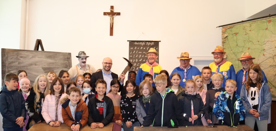 A different kind of school lesson: Class 3a from the Sonnenschule school experiences the ghost of stone cooler Karl Schwarenhorst, alias Tobias Winopall, at the Beckum City Museum with Mayor Michael Gerdhenrich and the Beckum builders' servants.