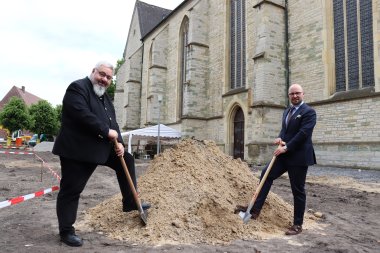 Provost Rainer B. Irmgedruth (left) and Mayor Michael Gerdhenrich put the spade to their joint building site.