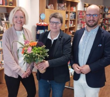 Mayor Michael Gerdhenrich congratulates Margret Holota (centre) and her colleague Eva Siegesmund on their new start.