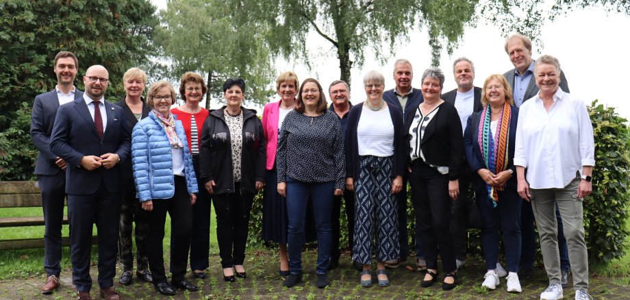 Mayor Michael Gerdhenrich (front left), Arnulf-Alexander Sonnenburg (back left), Head of the Department of Internal Administration, and Heiner Ahlmer (back right), Chairman of the Staff Council, thanked the retirees and those celebrating 25 and 40 years of service for their many years of commitment to the City of Beckum.