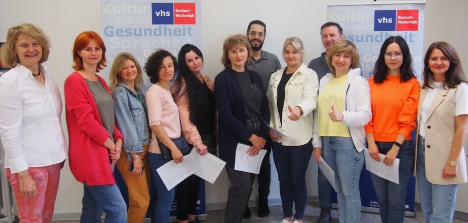 Renate Poker, deputy head of the VHS (left), and Ewgenija Kirsch, head of the languages and integration department (right), are happy with the participants about the very good results.