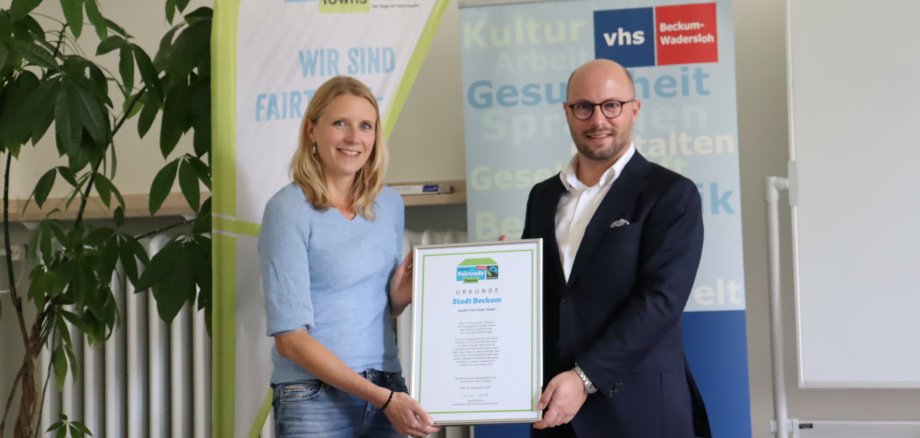 Antje Ruhmann and Mayor Michael Gerdhenrich with the certificate