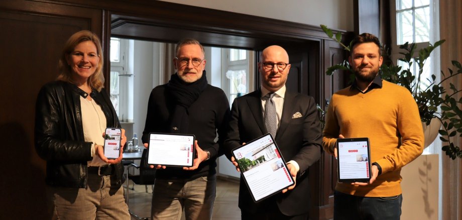 Many municipal services are also offered online: from left: Silke Knipping (Head of Citizens' Office), Frank Degelmann (Head of Data Processing), Mayor Michael Gerdhenrich and Digitalisation Officer Igor Suspicin.