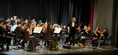 Mayor conducts the orchestra