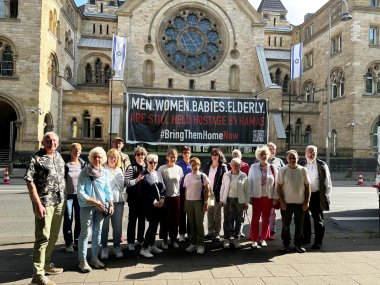 Group photo in front of the Cologne Synagogue