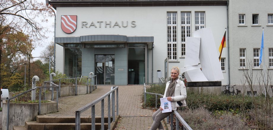 Michaela Al-Chabi in front of Beckum town hall