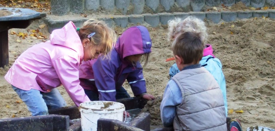 Kinder an der Matschanlage