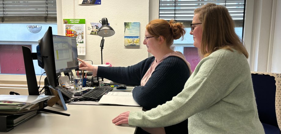 2 Mitarbeiterinnen im Büro