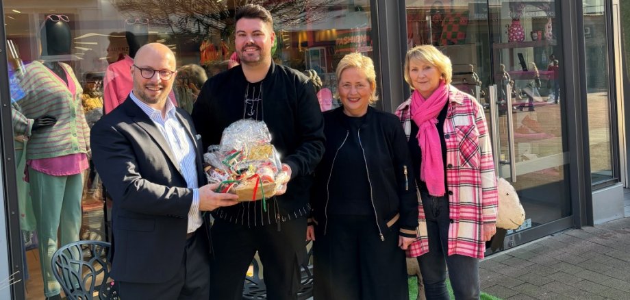 Gruppenbild vor dem Geschäft