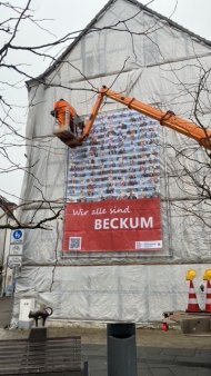 Das Banner auf dem Marktplatz wird aufgehängt