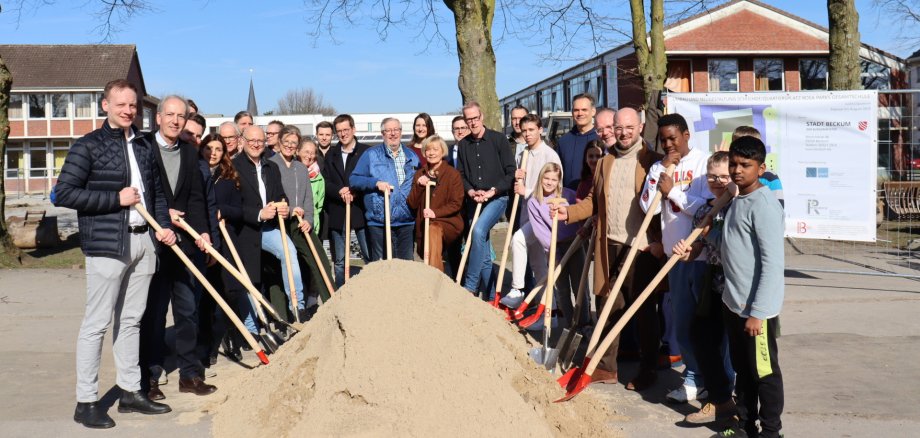 Spatenstich mit vielen Menschen