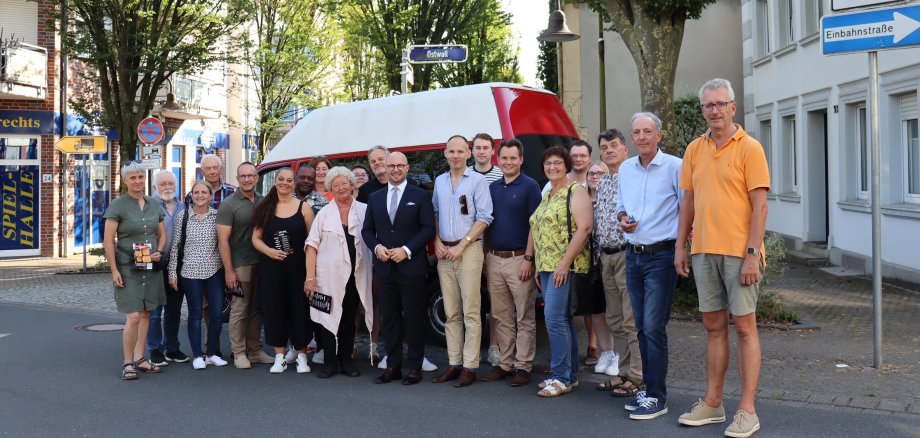 Gruppenbild vor dem Mobil