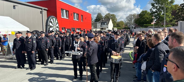 Die Feuerwehrleute ziehen vom alten zum neuen Standort.