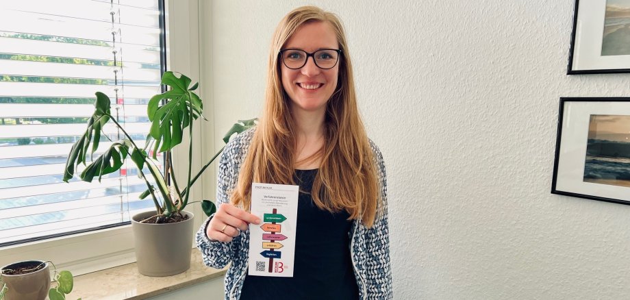 Janna Ruhe mit Flyer